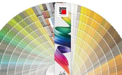 kobieta w kolorowej masce na oczach