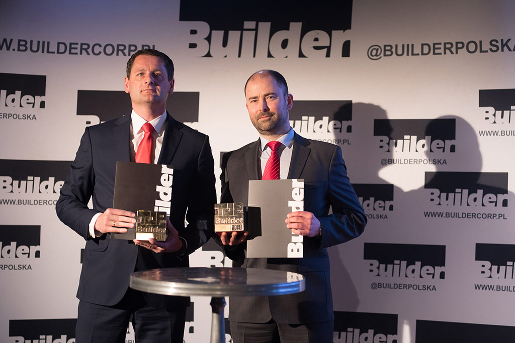 dwóch mężczyzn odbiera nagrody TOP Builder 2019