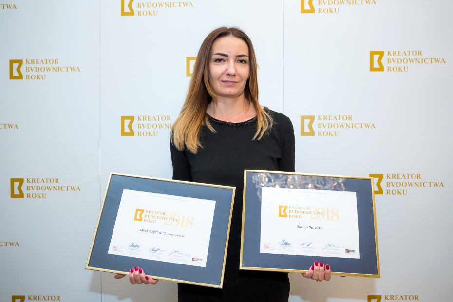 kobieta trzyma nagrody, Gala Kreator Budownictwa Roku 2018