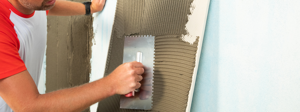 Najczęstsze błędy przy klejeniu płytek i jak ich uniknąć – poradnik dla wykonawców i inwestorów